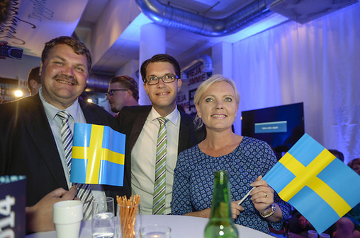 Sveriges främlingsfientliga parti Sverigedemokraterna firade sina 9,8 procent och två mandat i EU-valet.
Sveriges främlingsfientliga parti Sverigedemokraterna firade sina 9,8 procent och två mandat i EU-valet.